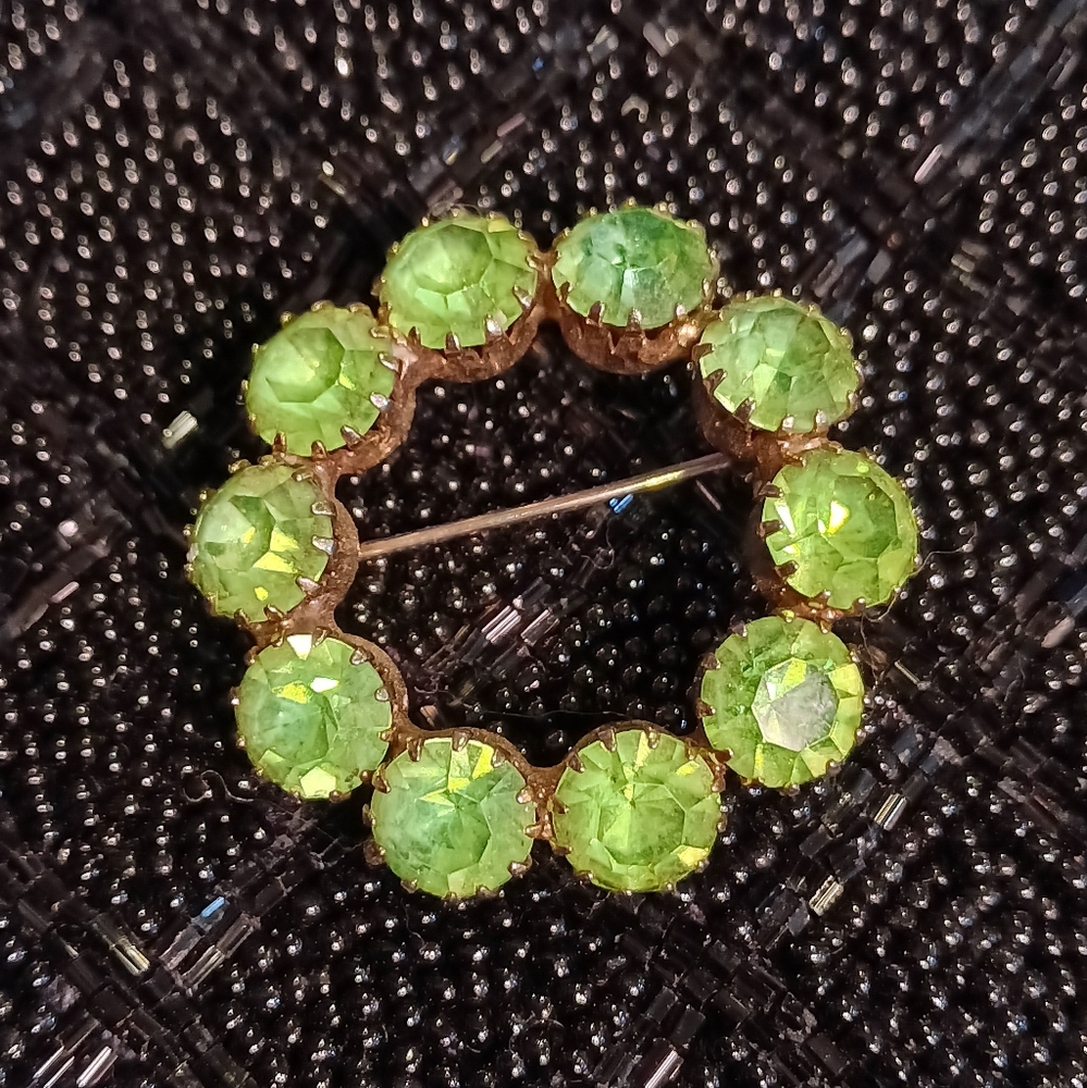 Vintage rhinestone 10 stone light green wreath shaped brooch. - Picture 5 of 13